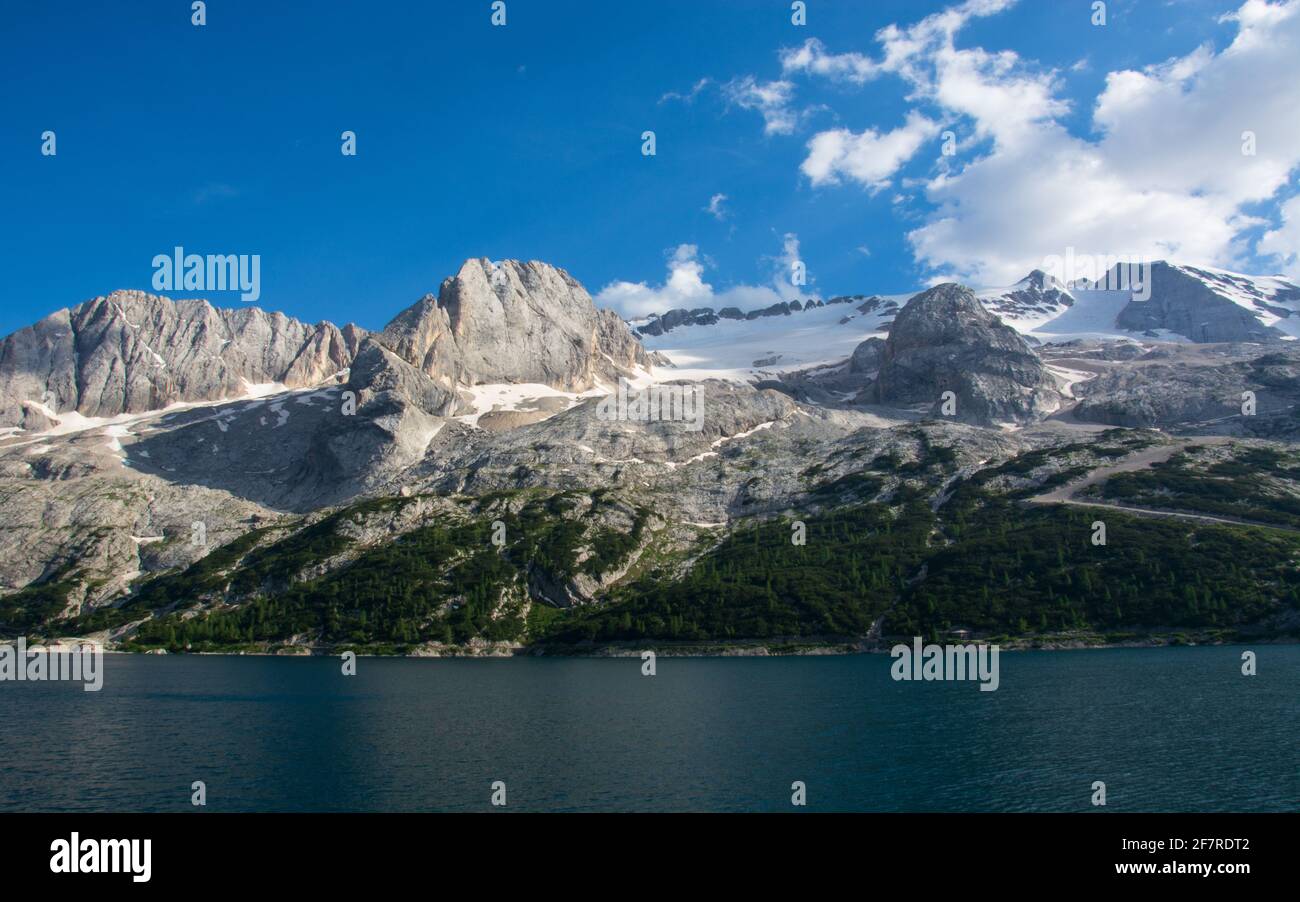 Fedaia-See am Fuße des Marmolada-Gletschers Stockfoto