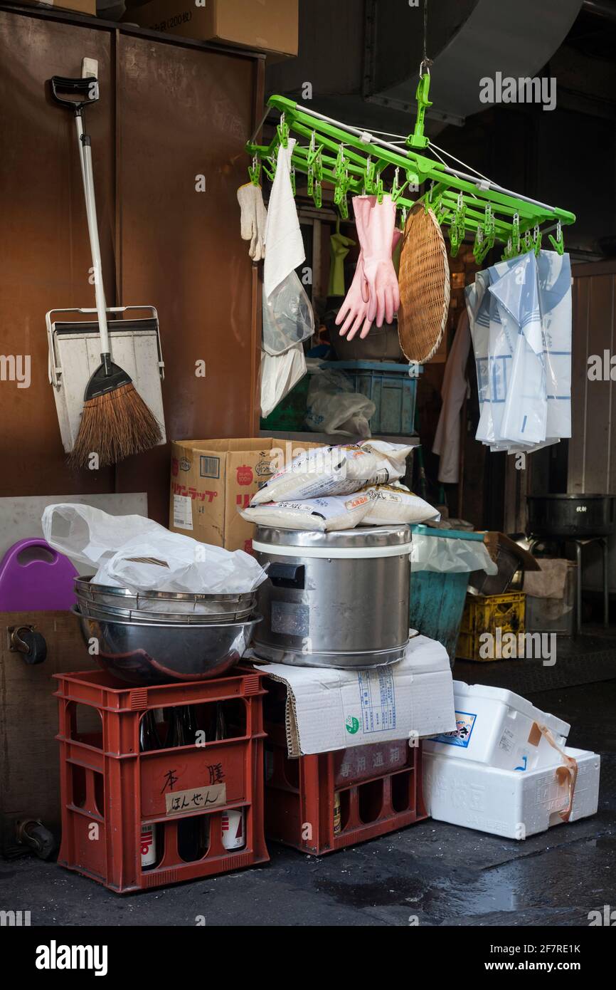 Vertikale Ansicht einiger täglicher Objekte, die in Tokyos Ecke des Tsukiji-Außenmarkts (Jogai-Shijo), Tsukiji, Tokio, Japan, geordnet platziert wurden Stockfoto