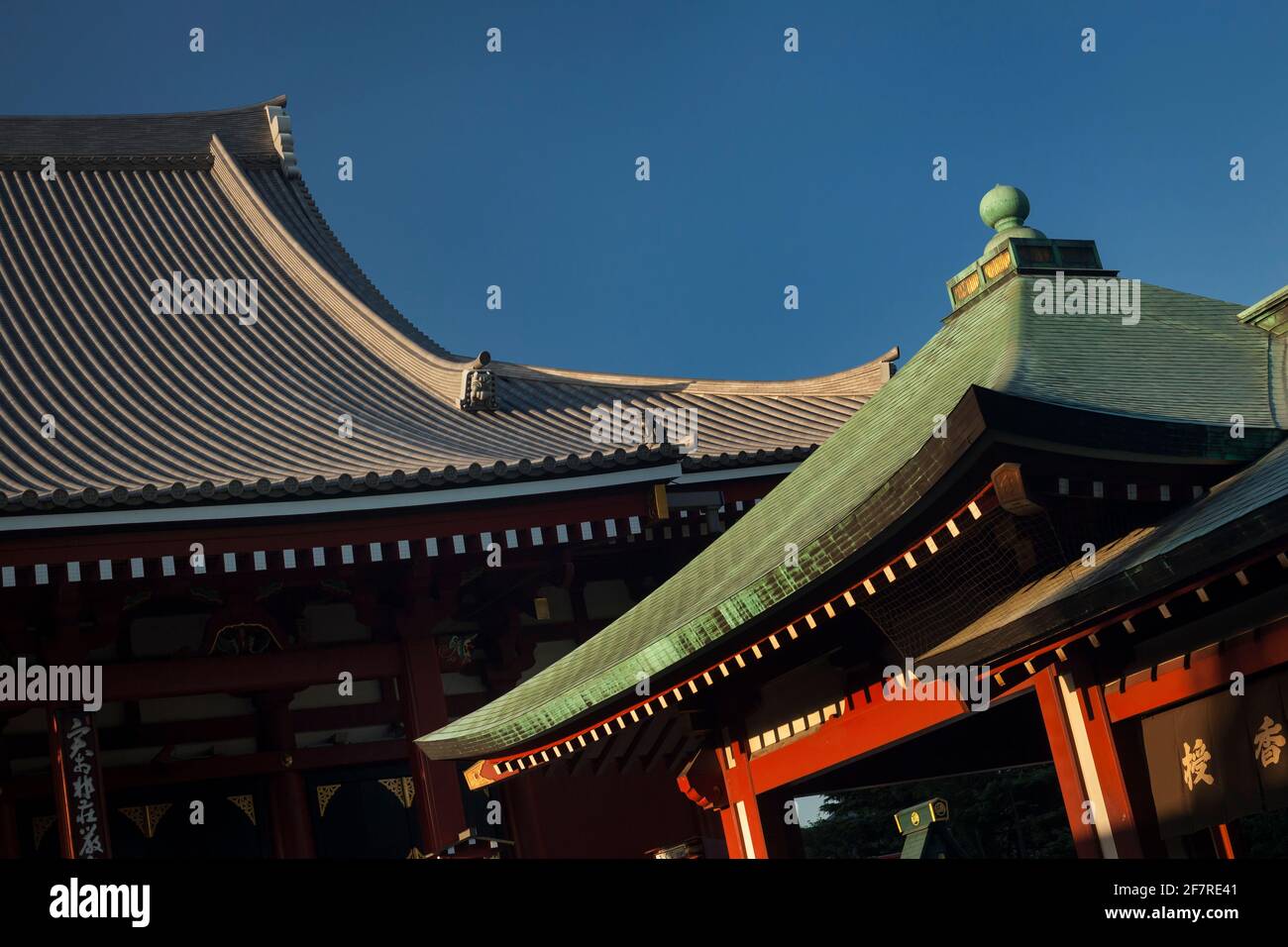 Horizontale geneigte Ansicht der Dächer des Senso-Ji Buddhistischen Tempels an einem sonnigen Tag, Asakusa, Tokio, Japan Stockfoto