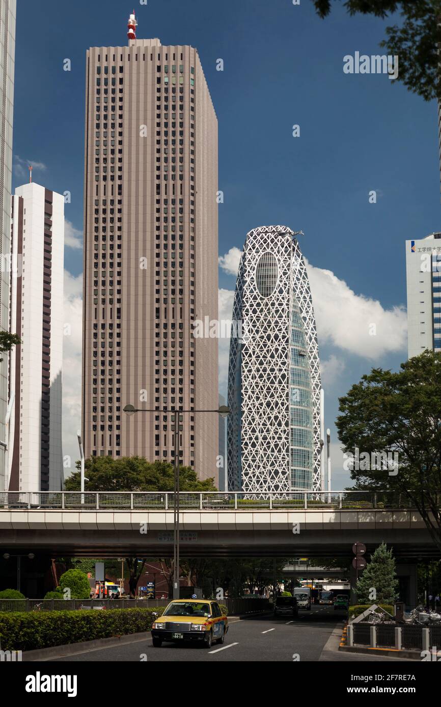 Vertikale Ansicht von Nishi- Shinjuku mit dem Shinjuku Center Building 1979 und dem Mode Gakuen Cocoon Tower Wolkenkratzer im Hintergrund, Shinjuku, Tokio Stockfoto