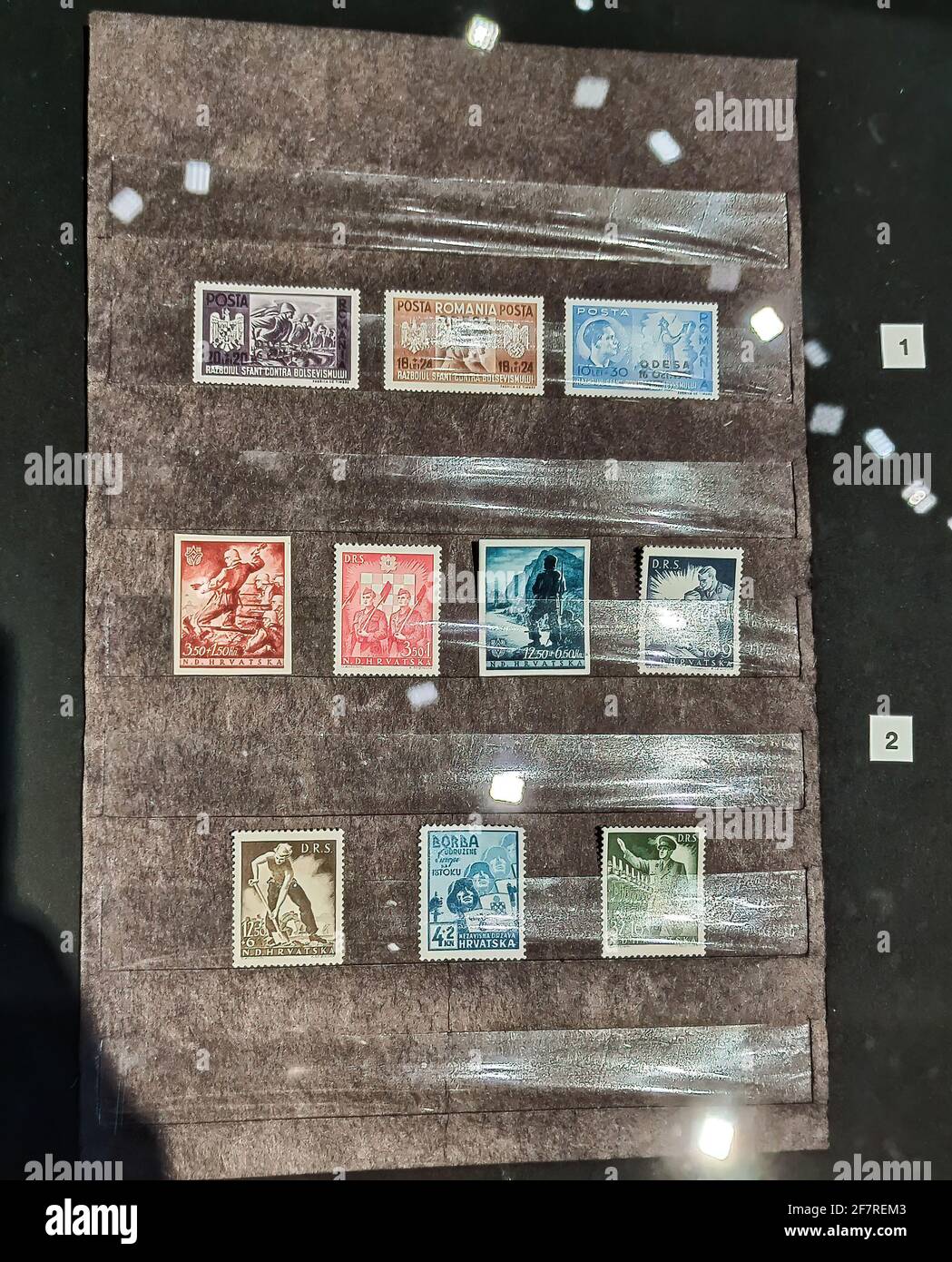 DANZIG, POLEN - 10. August 2020: Alte Briefmarken aus verschiedenen europäischen Ländern während des Zweiten Weltkriegs an der Wand Stockfoto