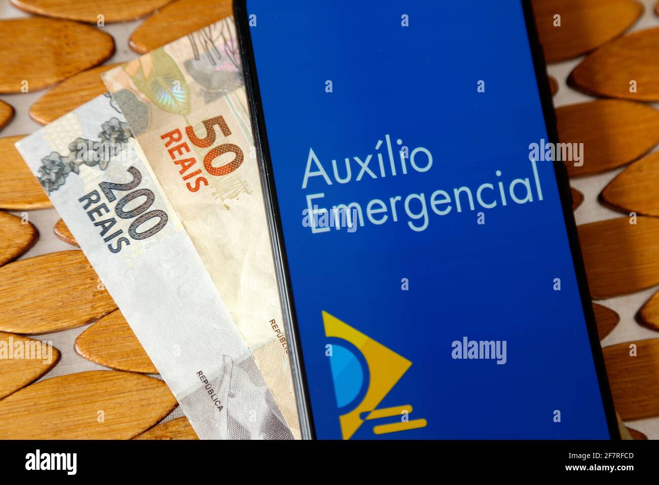 Minas Gerais, Brasilien - 6. April 2021: Auxilio Emergencial in Handy-Anwendung und Geldrechnungen Stockfoto