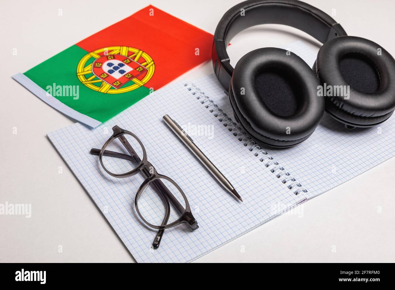 Lernen Sie Fremdsprachen in Portugal mit Audioaufnahmen und Kopfhörern. Notizblock, Brille, Stift. Stockfoto