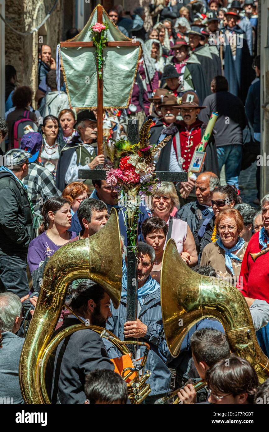 Traditionelles Festival, das San Domenico gewidmet ist. Die Posaunen der Musikkapelle und die Statisten in traditionellen Kostümen. Cocullo, Abruzzen Stockfoto