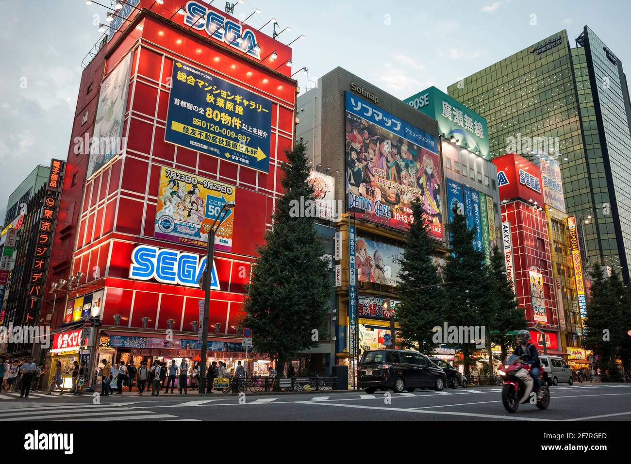 Horizontale Ansicht einer Reihe von Technologiegeschäften in Akihabara Electric Town Hauptstraße, Akihabara, Tokio, Japan Stockfoto