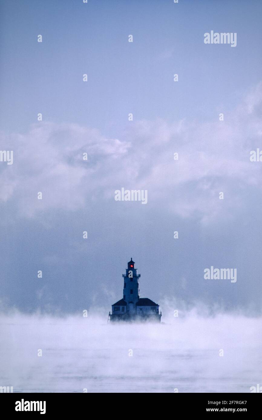 Wahrzeichen Chicago Harbor Lighthouse bei Sonnenaufgang im Winter, Lake Michigan, Chicago Illinois USA Stockfoto