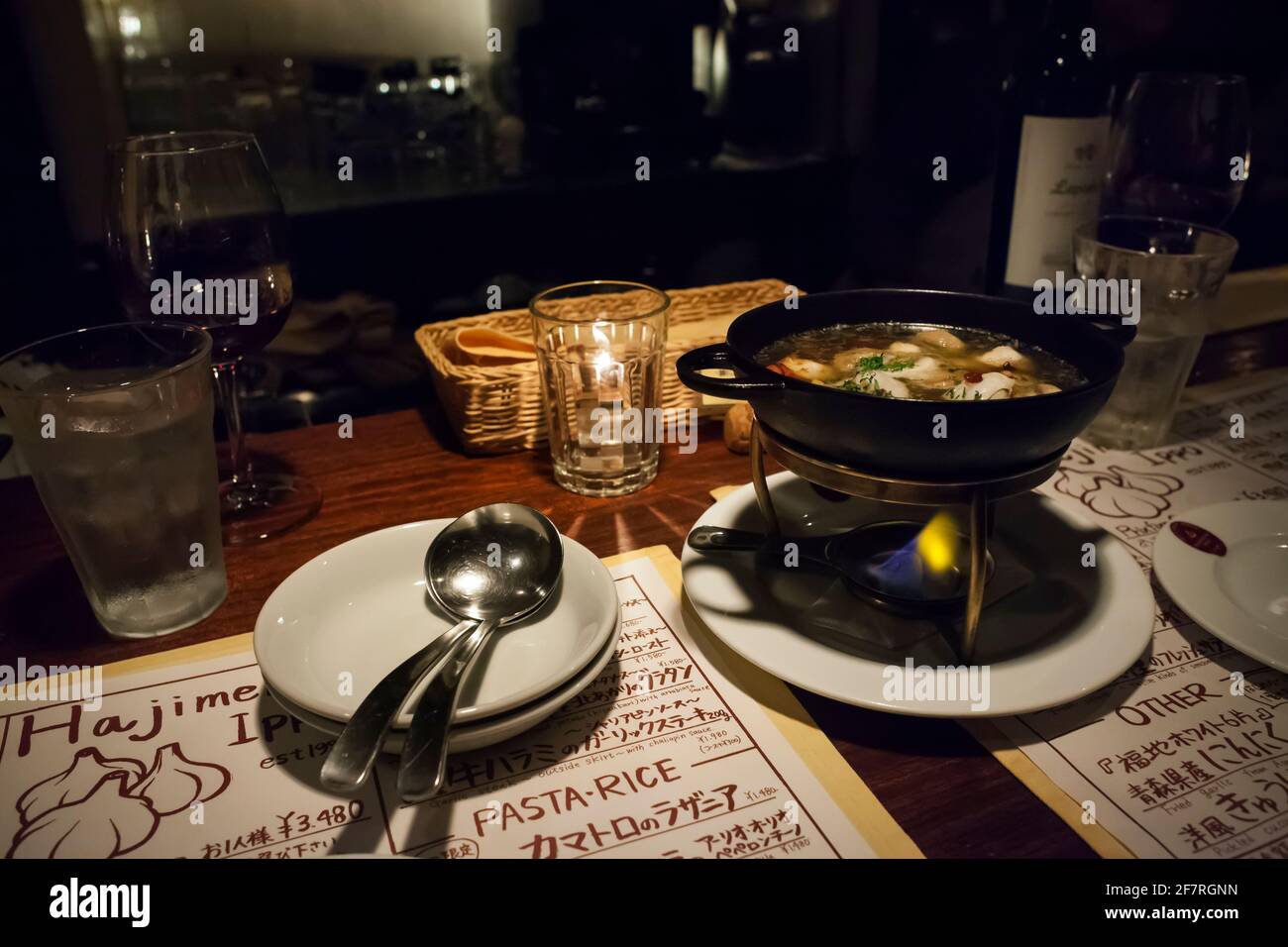 Horizontale Ansicht eines japanischen Abendessens in einem Restaurant in Roppongi Hills, einem Mega-Komplex, der aus dem Bau des Tycoons Minoru Mori, Roppongi, Minato City, gebaut wurde Stockfoto