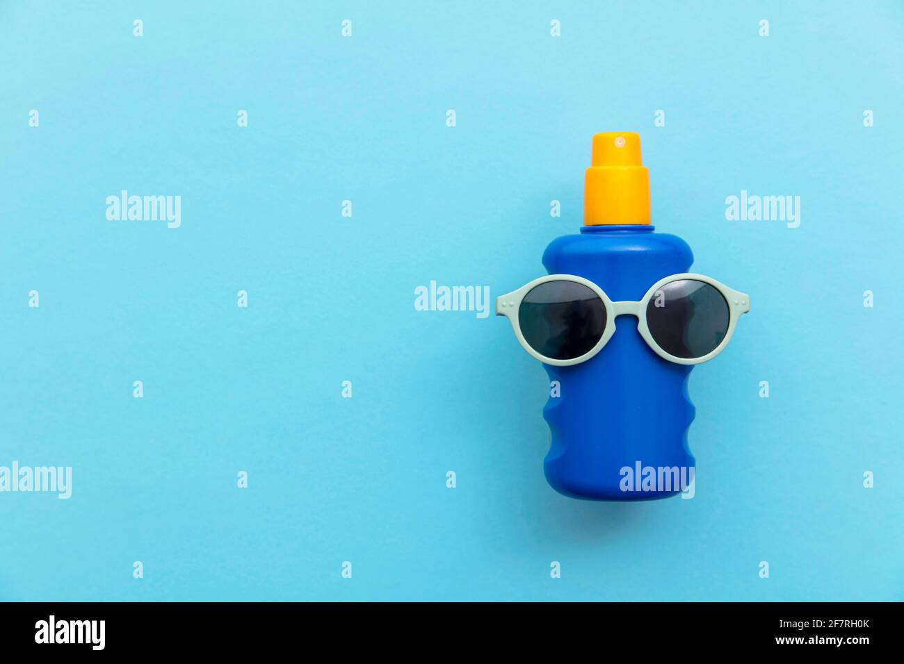 Sommerurlaub Urlaub Hintergrund. Flasche Sonnencreme mit Sonnenbrille Stockfoto