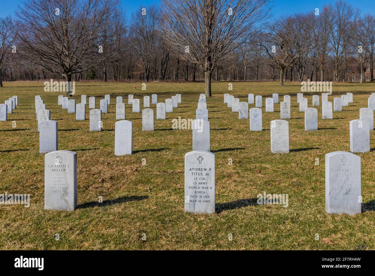 Grabsteinreihen für Militärveteranen, die auf dem Fort Custer National Cemetery, Augusta, Michigan, USA, begraben wurden Stockfoto