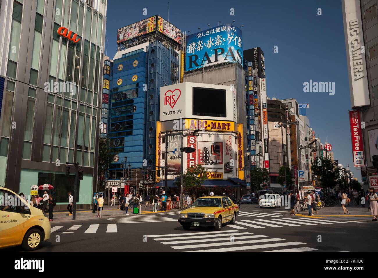 Horizontale Ansicht des Verkehrs auf einem Fußgängerübergang in Shinjuku, Tokio, Japan Stockfoto