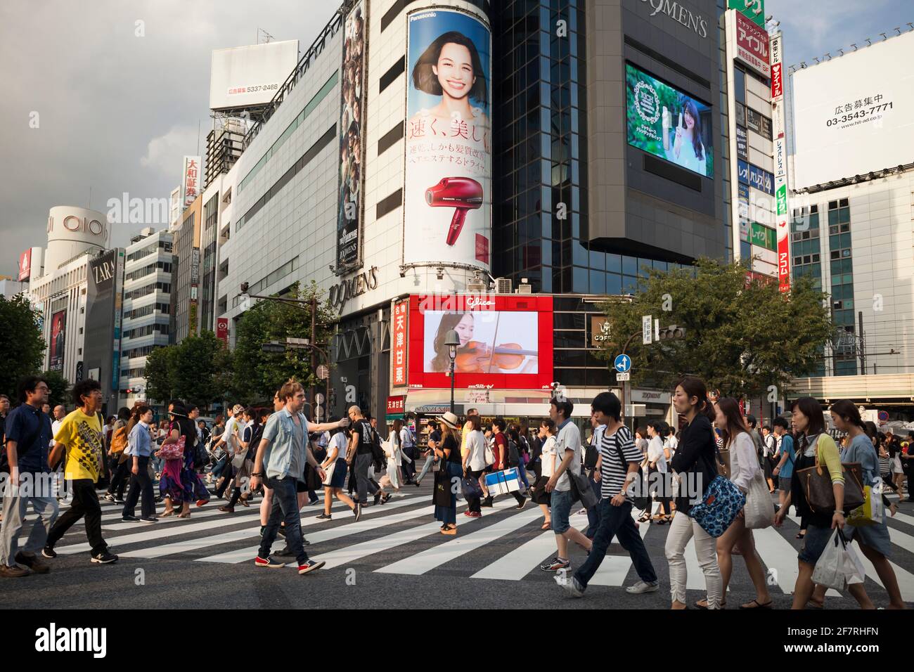 Horizontaler Blick auf das geschäftige Treiben der Fußgänger auf Shibuya Crossing, Shibuya, Tokio, Japan Stockfoto