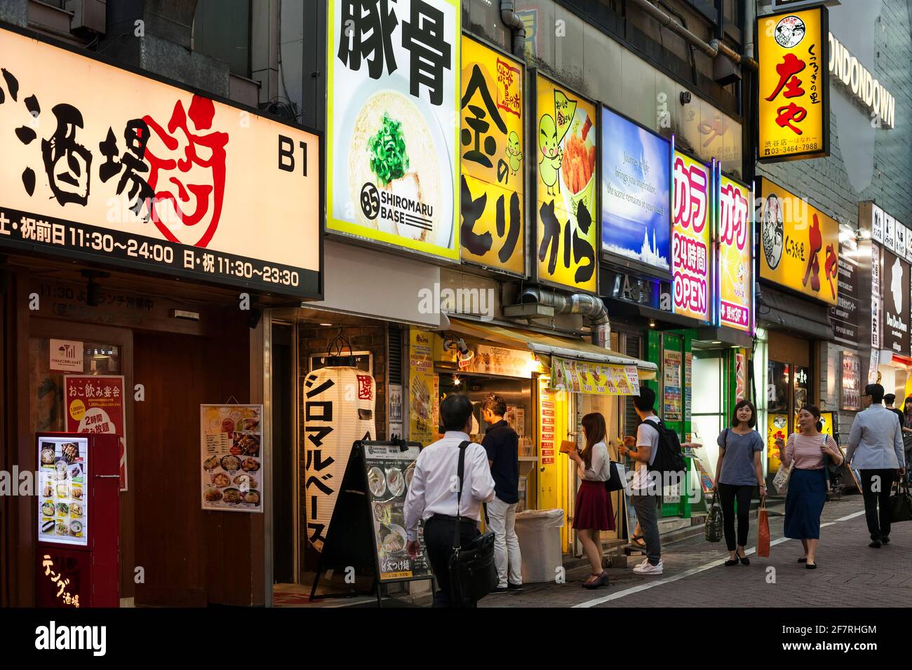 Horizontale Ansicht einer Reihe von Fast Food und Restaurants viele bunte Neonschilder auf Shibuya Center-gai, Shibuya, Tokio, Japan Stockfoto