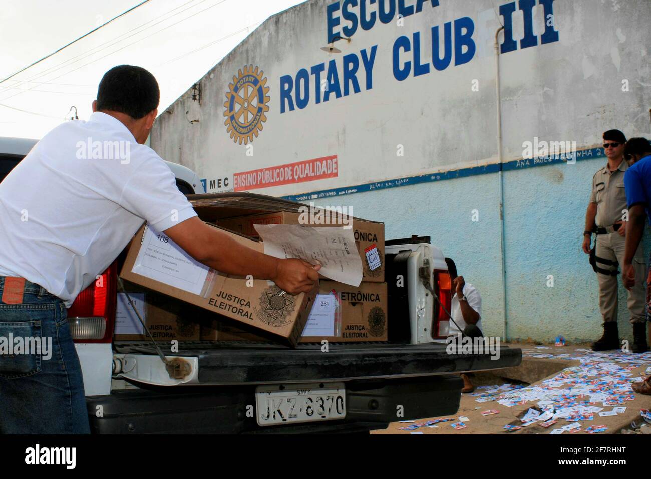 Eunapolis, bahia / brasilien - 5. oktober 2008: Wahlrichter transportieren elektronische Wahlurnen zu Kommunalwahlen in der Stadt Eunap Stockfoto