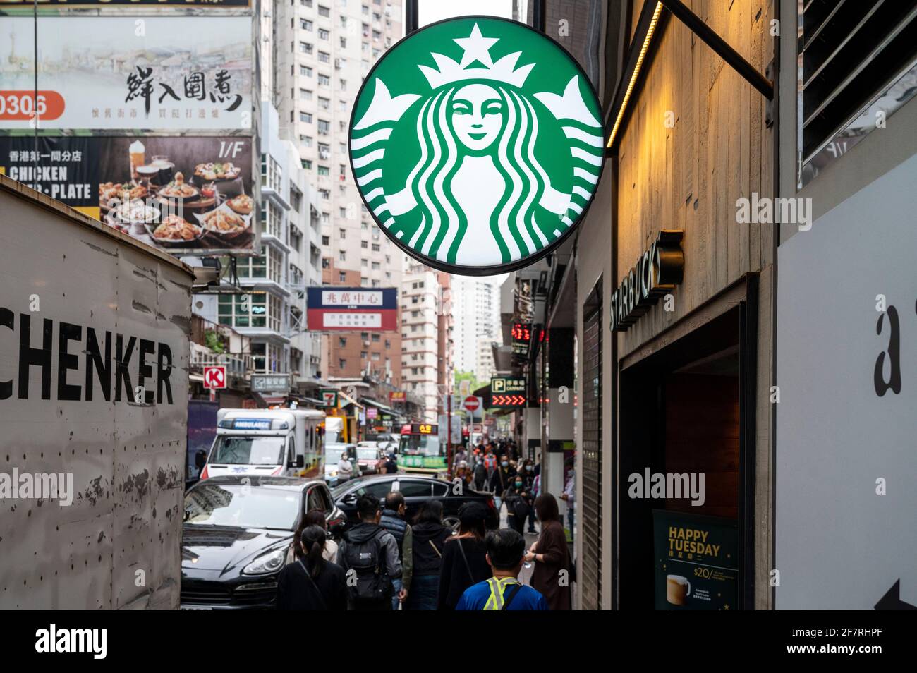 Amerikanische multinationale Kette Starbucks Coffee Store und Logo in Hongkong gesehen. Stockfoto
