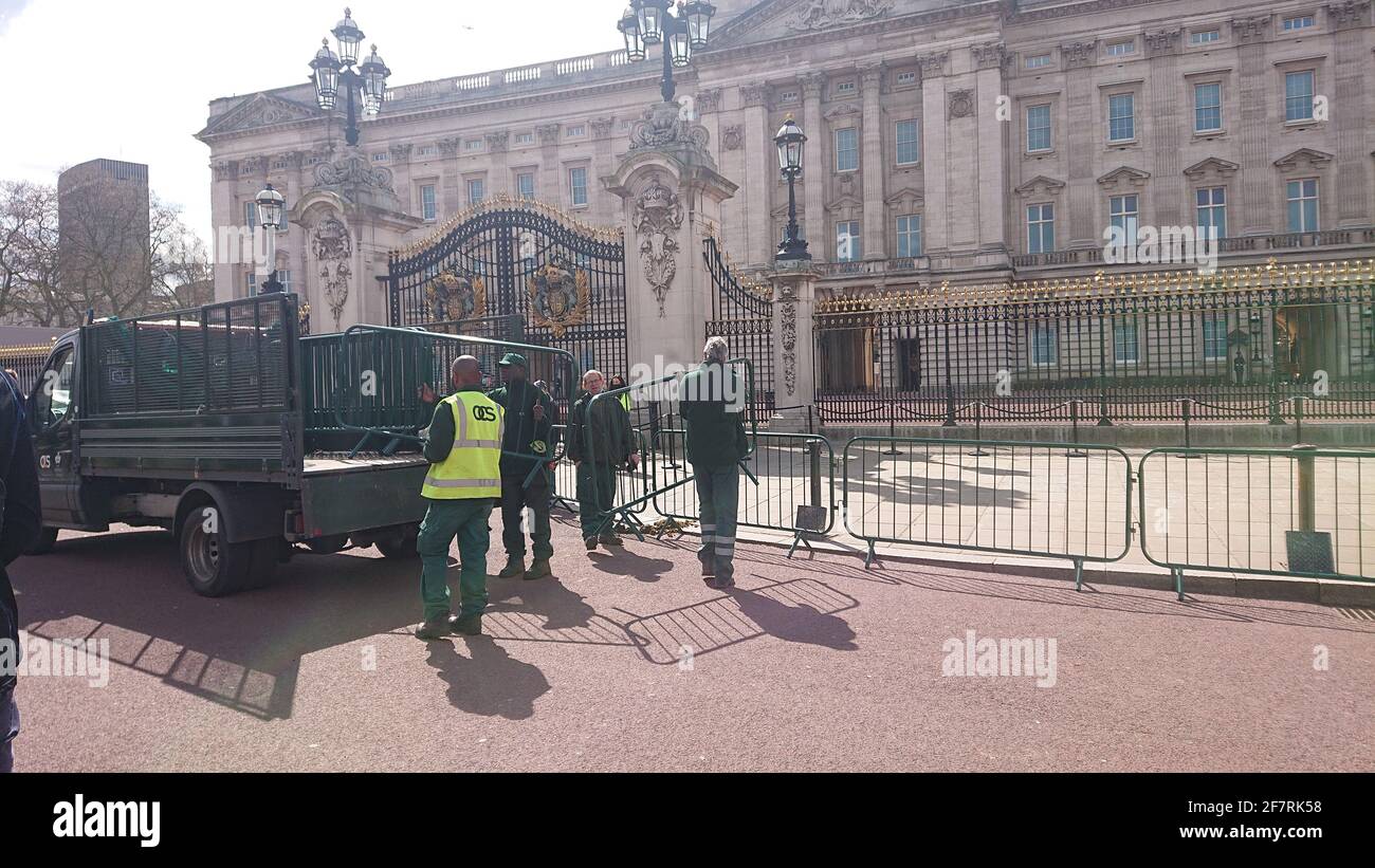 Vor dem Buckingham Palace in Westminster versammeln sich Menschenmassen, um den Tod von Prinz Philip am 2021. April zu betrauern Stockfoto