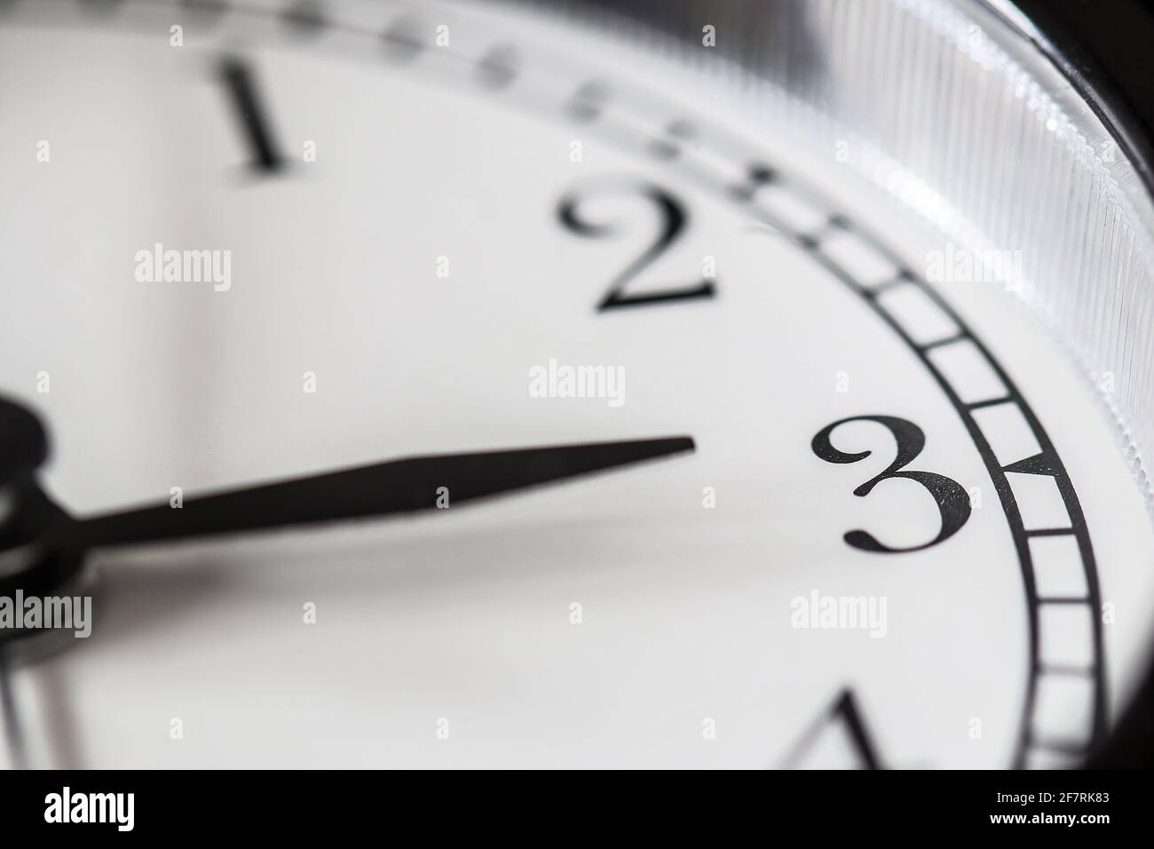 Zeigeuhr zeigt drei Uhr auf weißem Ziffernblatt von Klassischer Wecker mit zwei Glocken Stockfoto