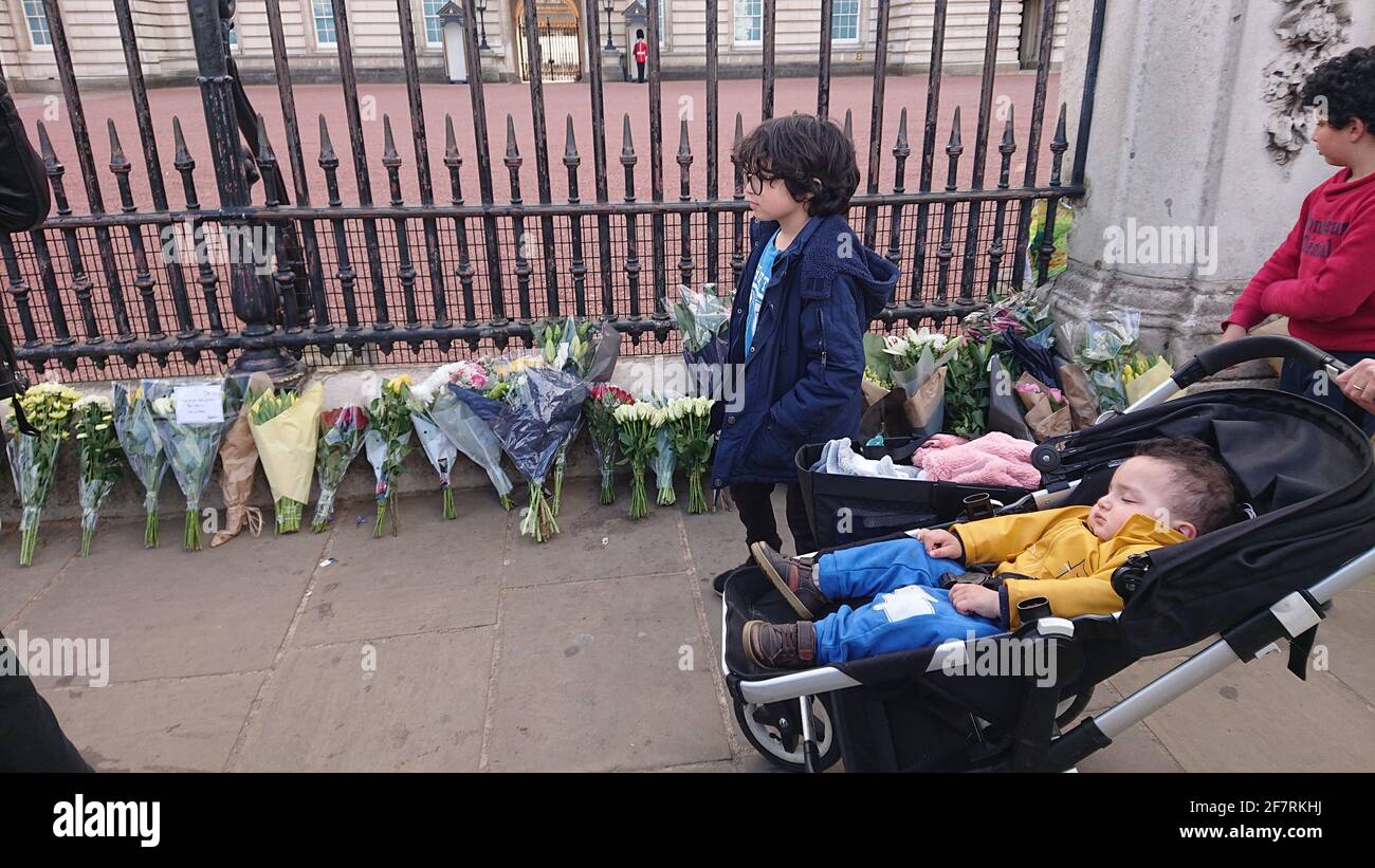 Vor dem Buckingham Palace in Westminster versammeln sich Menschenmassen, um den Tod von Prinz Philip am 2021. April zu betrauern Stockfoto