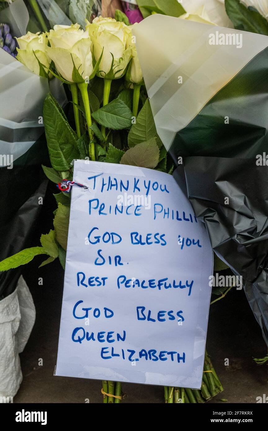 London, Großbritannien. April 2021. Prinz Philip, der Herzog von Edinburgh, ist gerade im Schloss Windsor gestorben. Am Buckingham Palace wird die Flagge auf den halben Mast gesenkt. Kredit: Guy Bell/Alamy Live Nachrichten Stockfoto