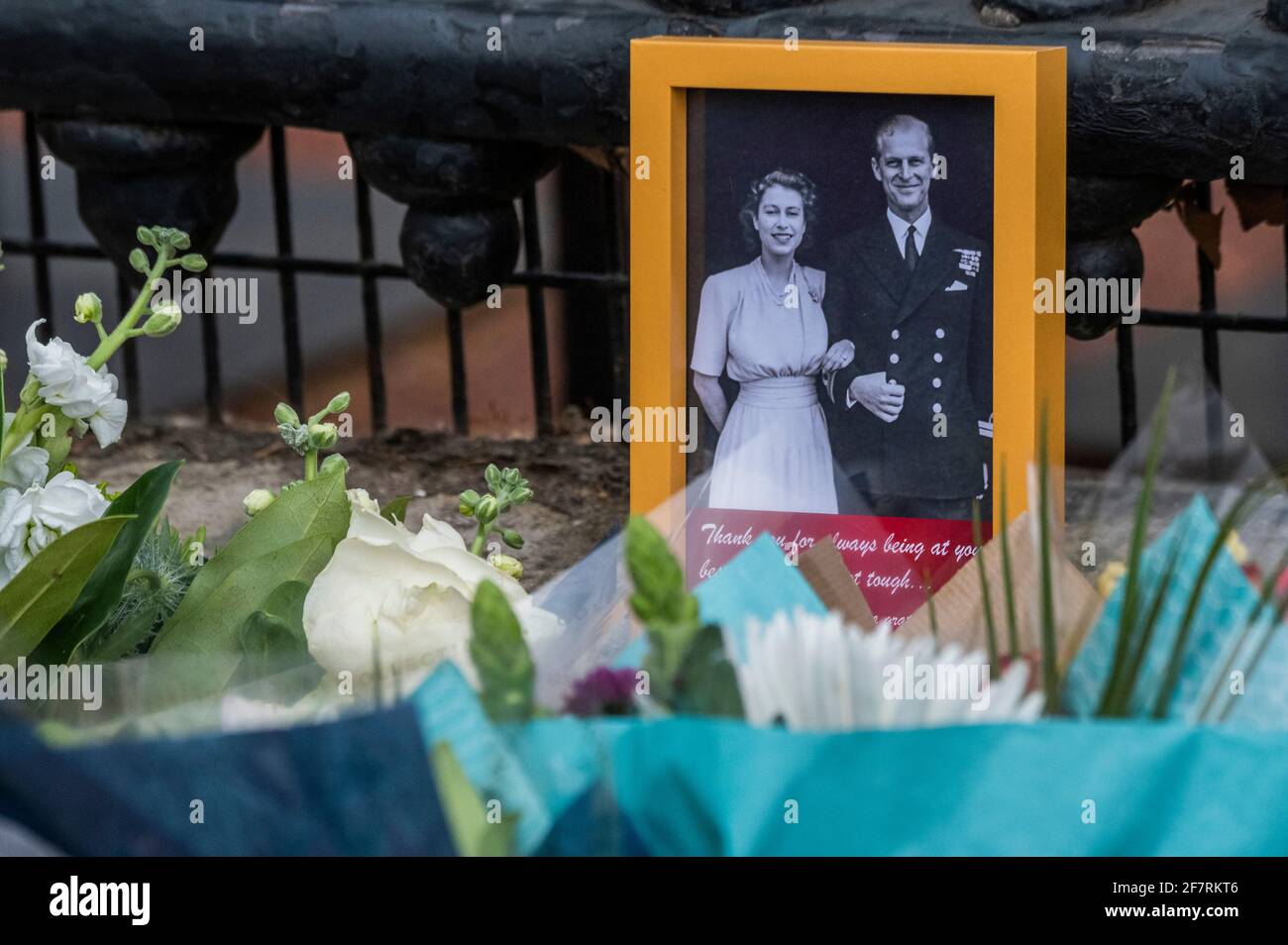 London, Großbritannien. April 2021. Prinz Philip, der Herzog von Edinburgh, ist gerade im Schloss Windsor gestorben. Am Buckingham Palace wird die Flagge auf den halben Mast gesenkt. Kredit: Guy Bell/Alamy Live Nachrichten Stockfoto