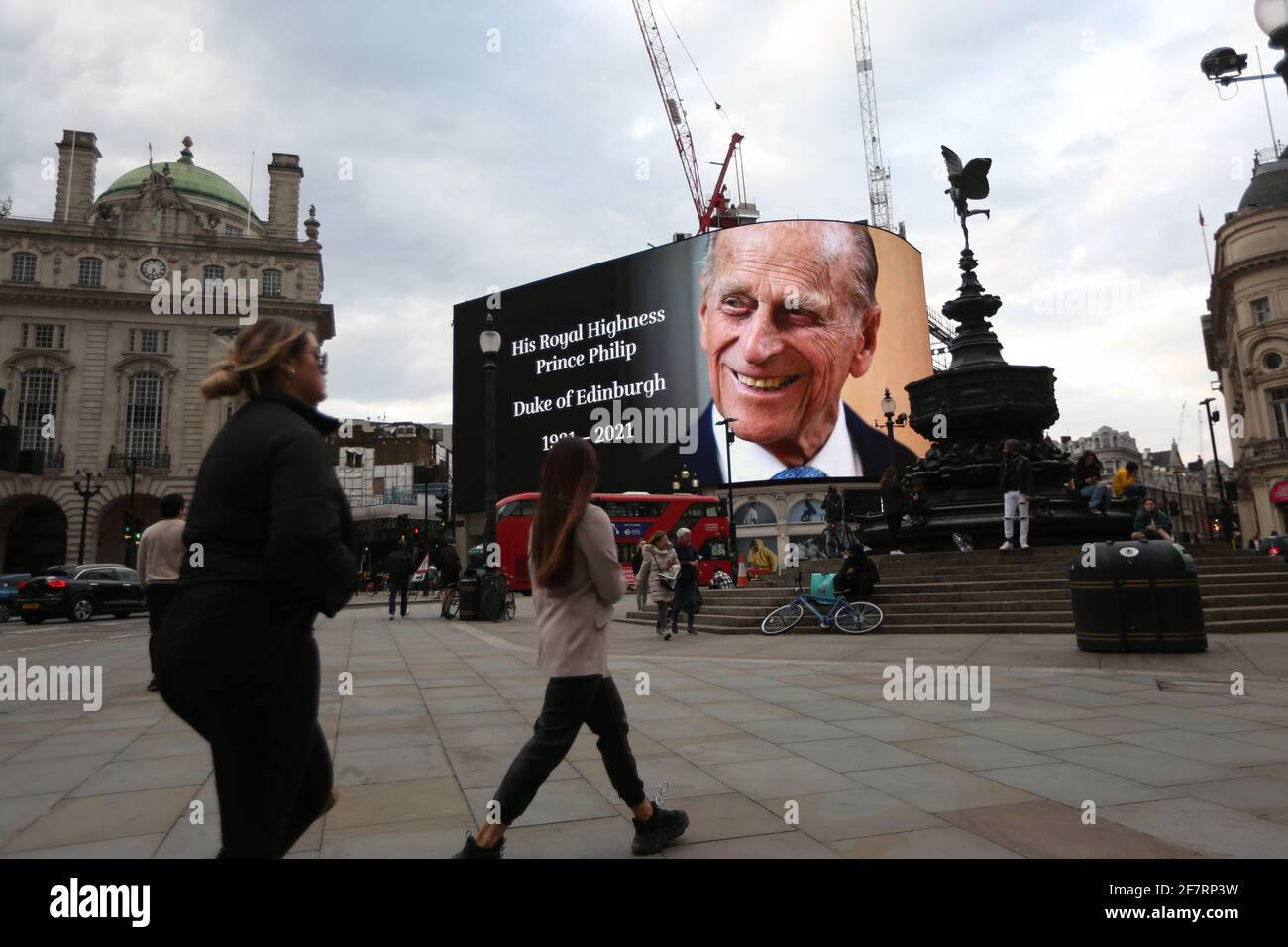 London, England, Großbritannien. April 2021. Prinz Philips Bild wird auf der großen Leinwand im Piccadilly Circus als Tribut nach der offiziellen Ankündigung seines Todes angezeigt. Philip starb heute im Alter von 99 Jahren. Kredit: Tayfun Salci/ZUMA Wire/Alamy Live Nachrichten Stockfoto