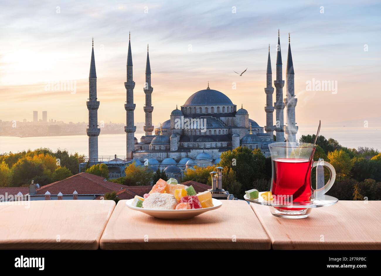 Traditioneller türkischer Tee vor der Blauen Moschee in Istanbul Stockfoto