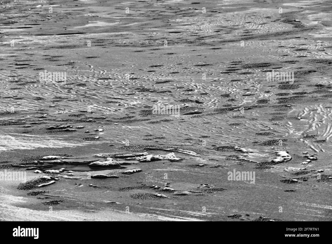 Parken Sie unter Schnee vor dem Hintergrund des gefrorenen Flusses Stockfoto