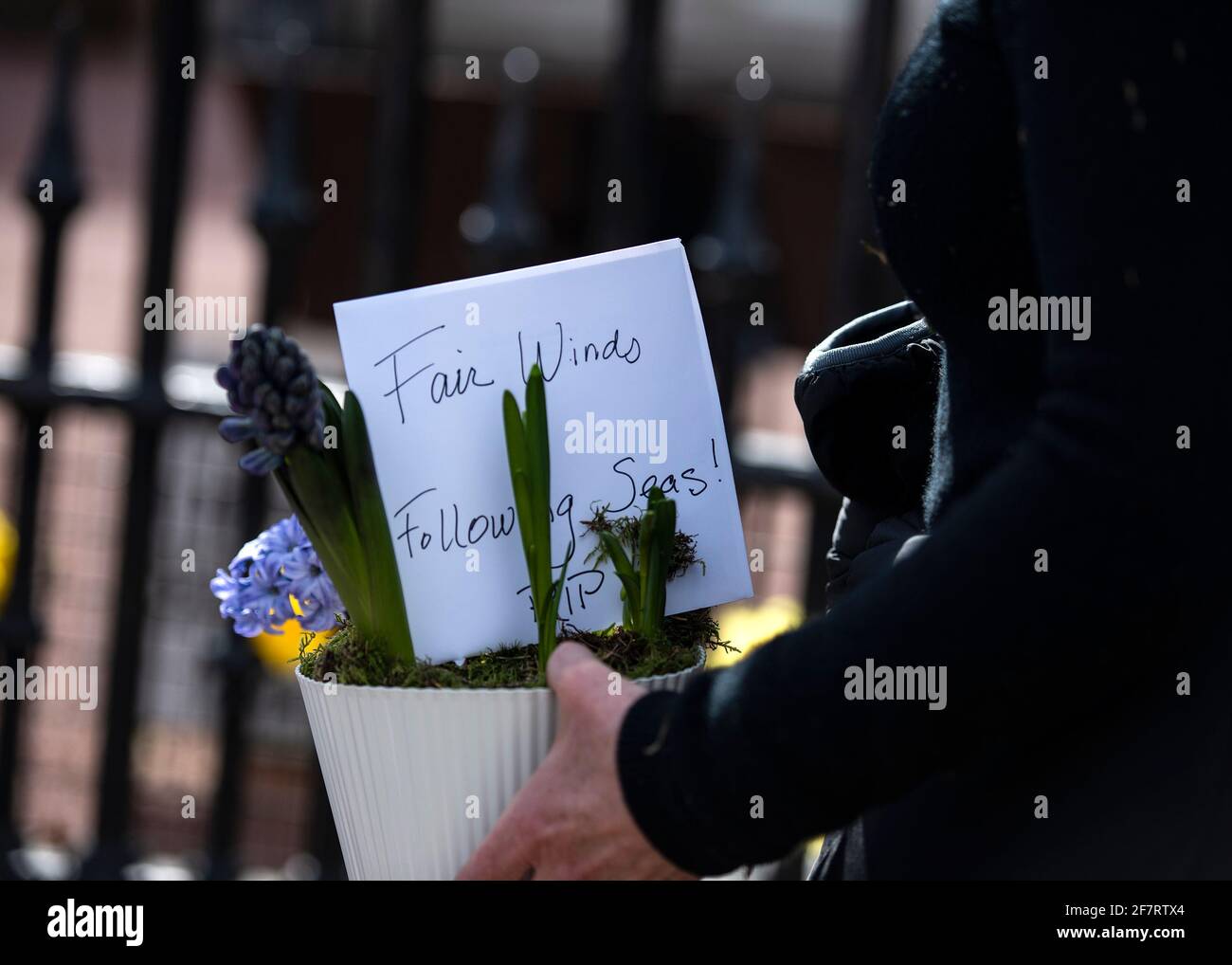 London, England, Großbritannien - 9. April 2021: Blumenauflegung für Prinz Philip, Herzog von Edinburgh, am Buckingham Palace Tor Credit: Loredana Sangiuliano / Alamy Live News Stockfoto