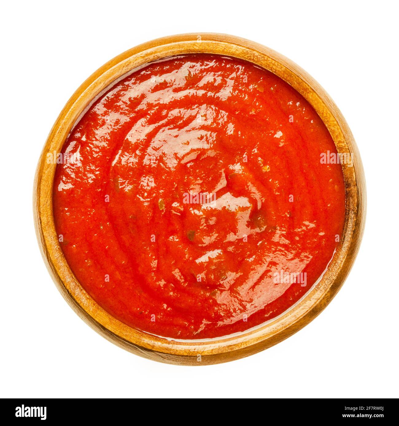 Tomatensauce mit Kräutern, in einer Holzschüssel. Neapolitanische Sauce oder Salsa roja, aus Tomaten und Kräutern, in Olivenöl gekocht. Ein veganer Sugo. Stockfoto