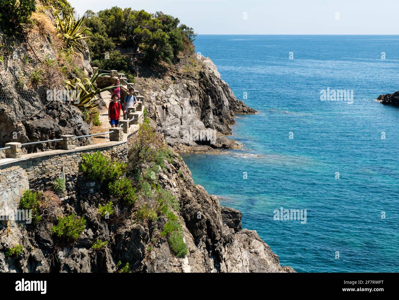 Monterosso, Ligurien, Italien, Juni 2020. La Via dell'amore Panoramapfad, der die Cinque Terre verbindet: Eine erstaunliche Ecke der Küste mit kristallklarem Wasser Stockfoto