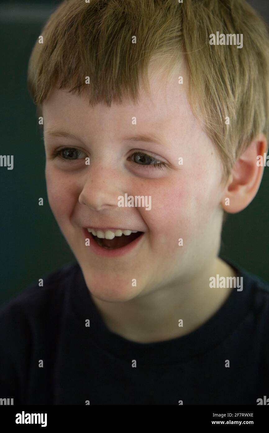 Blonde Haare blauäugig Junge mit einem Lächeln Stockfoto