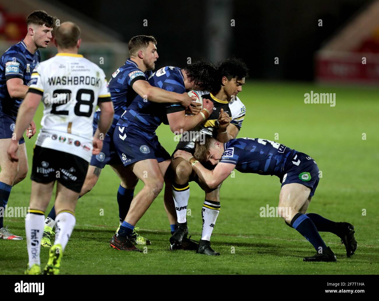 Tyme Dow-Nikau von York City Knights wird während des Betfred Challenge Cup-Spiels im LNER Community Stadium, Huntington, angegangen. Bilddatum: Freitag, 9. April 2021. Stockfoto