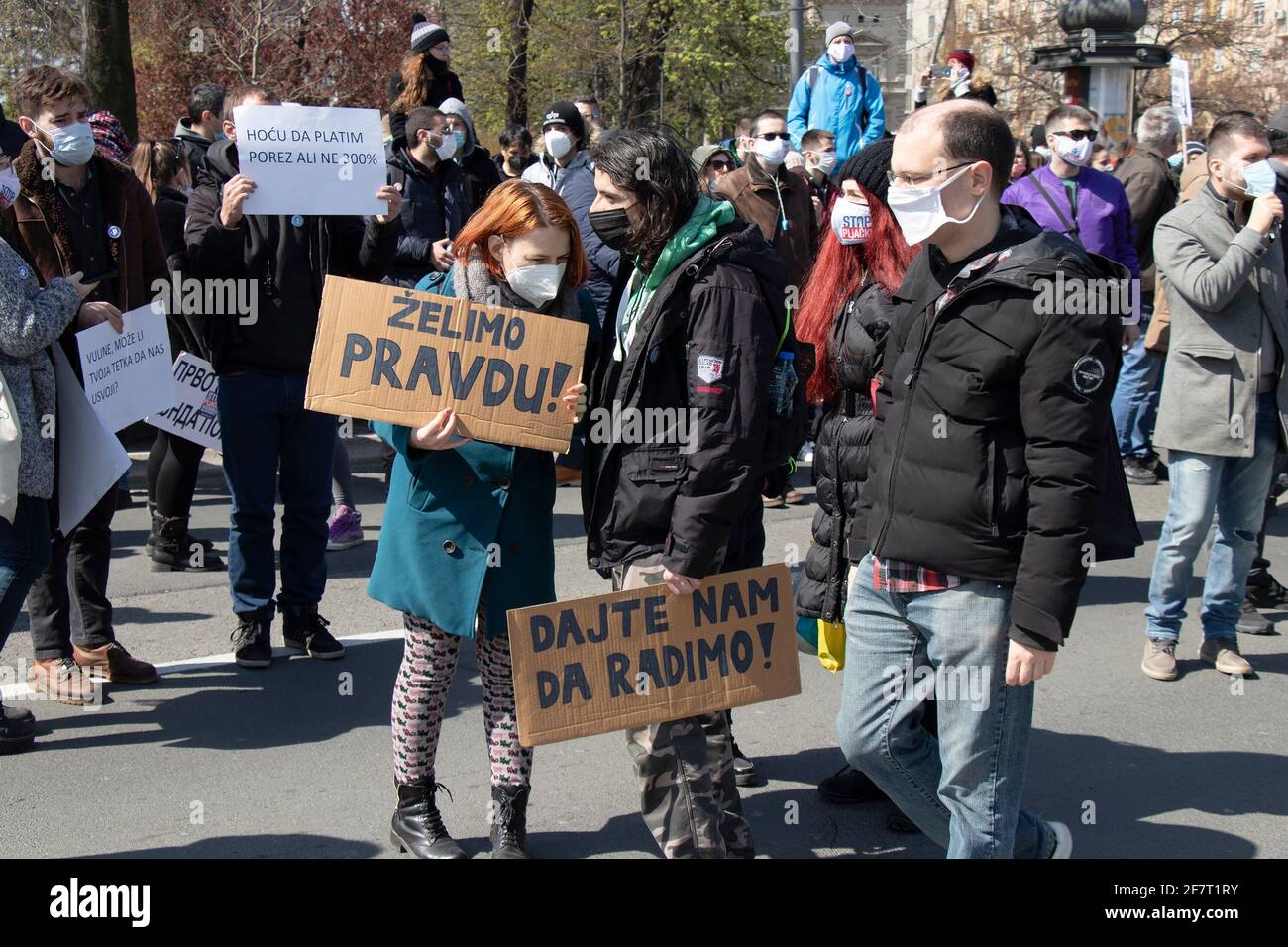 Belgrad, Serbien - 8. April 2021: Serbische freiberufliche Online-Arbeiter protestieren gegen rückwirkende Steuern und unwissende Steuerverwaltung des Finanzministeriums Stockfoto