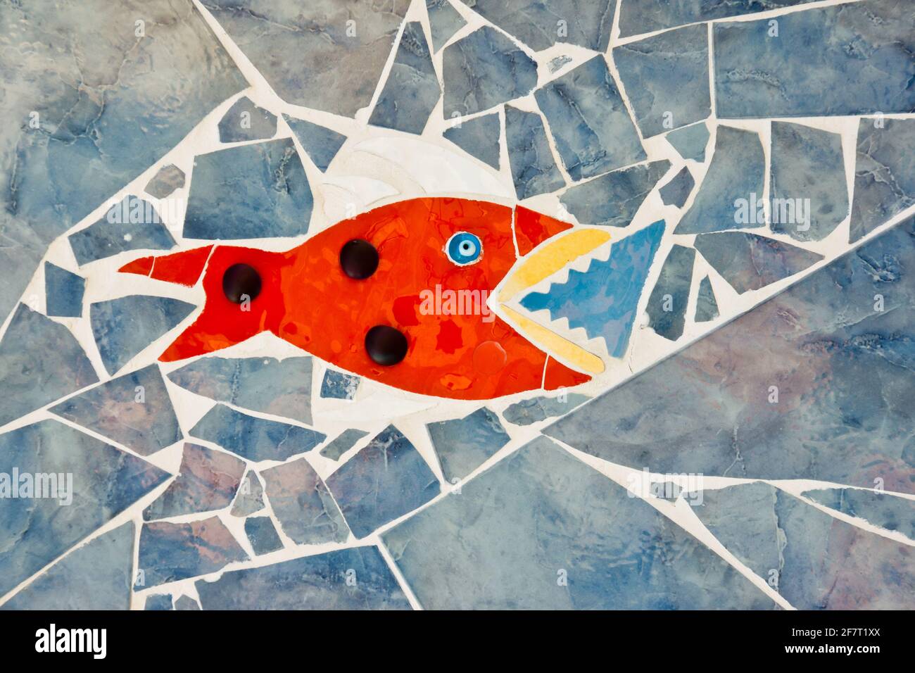 Schöne Nahaufnahme eines bunten Mosaiks eines roten Fisches Stockfoto