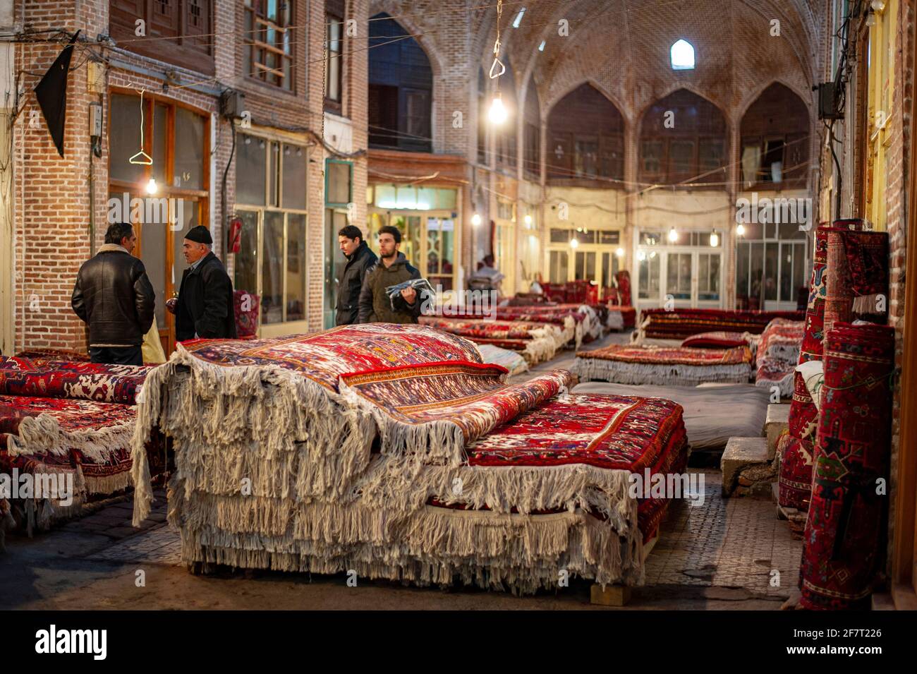 Tabriz, Iran - 19. Dezember 2015: Persischer Teppichmarkt am Tabriz Bazaar in der Stadt Tabriz im Iran Stockfoto
