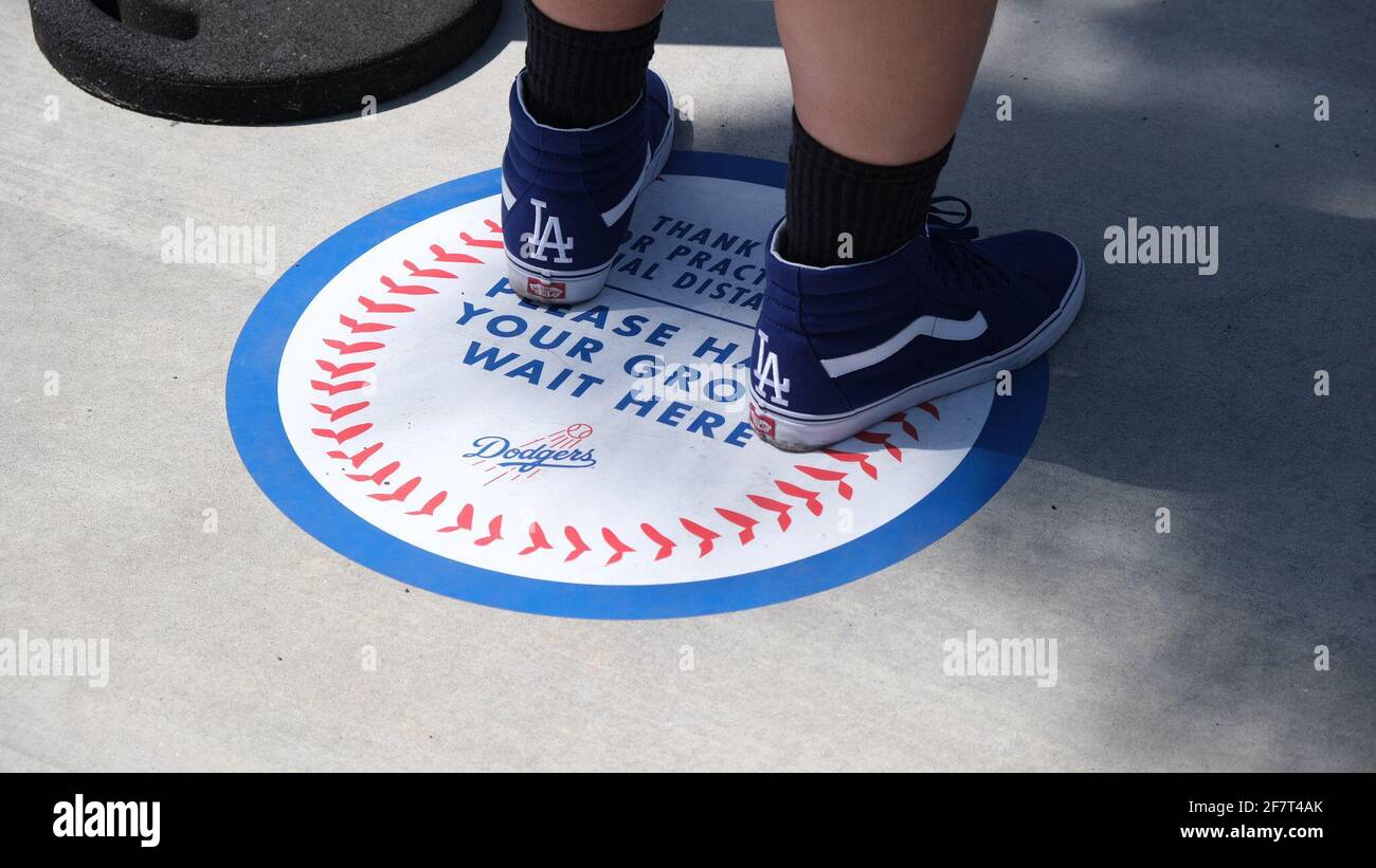 Los Angeles, CA, USA. April 2021. Ein Fan steht auf einer „sozialen Distanz“-Markierung, während er am Freitag beim Eröffnungsspiel von Dodgers gegen die Nationals in der Schlange steht. Die Dodgers eröffneten das Stadion zum ersten Mal seit 18 Monaten mit neuen COVID-19-Fan-Richtlinien einschließlich sozialer Distanzierungsrichtlinien. Quelle: Young G. Kim/Alamy Live News Stockfoto