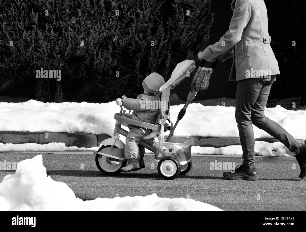 Eine junge Mutter schiebt ihr Kleinkind in einem Kinderwagen in Santa Fe, New Mexico. Stockfoto