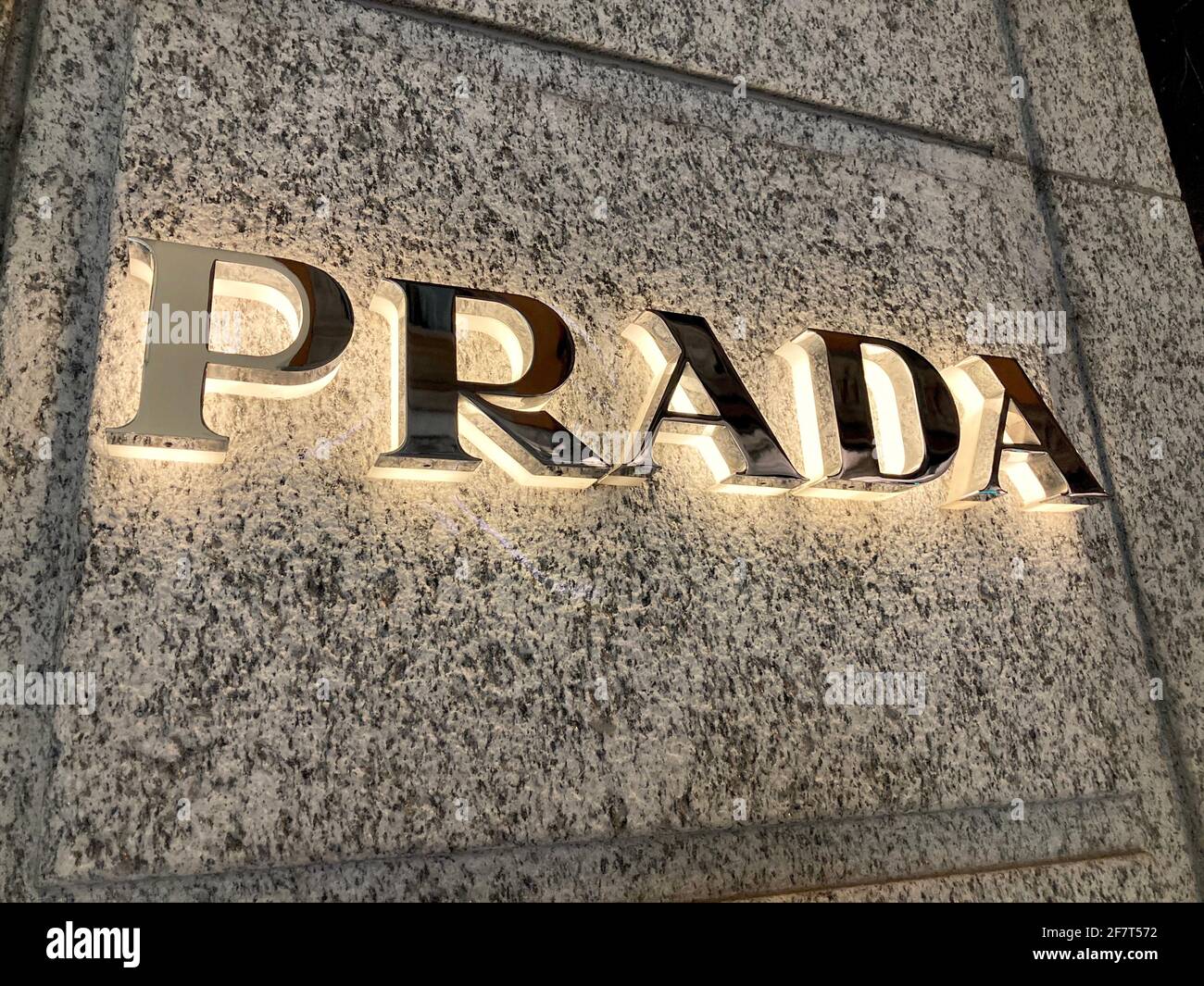 Lugano, Tessin, Schweiz - 10. März 2021 : beleuchtetes Prada-Schild an der  Ladenwand in Lugano. Prada ist ein internationaler italienischer Luxus cl  Stockfotografie - Alamy
