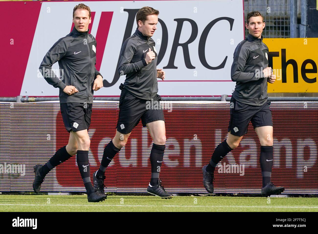 KERKRADE, NIEDERLANDE - APRIL 9: Assistenzschiedsrichter Sjoerd Nanninga, Schiedsrichter Ingmar Oostrom und Assistenzschiedsrichter Michael Osseweijer während des niederländischen K Stockfoto