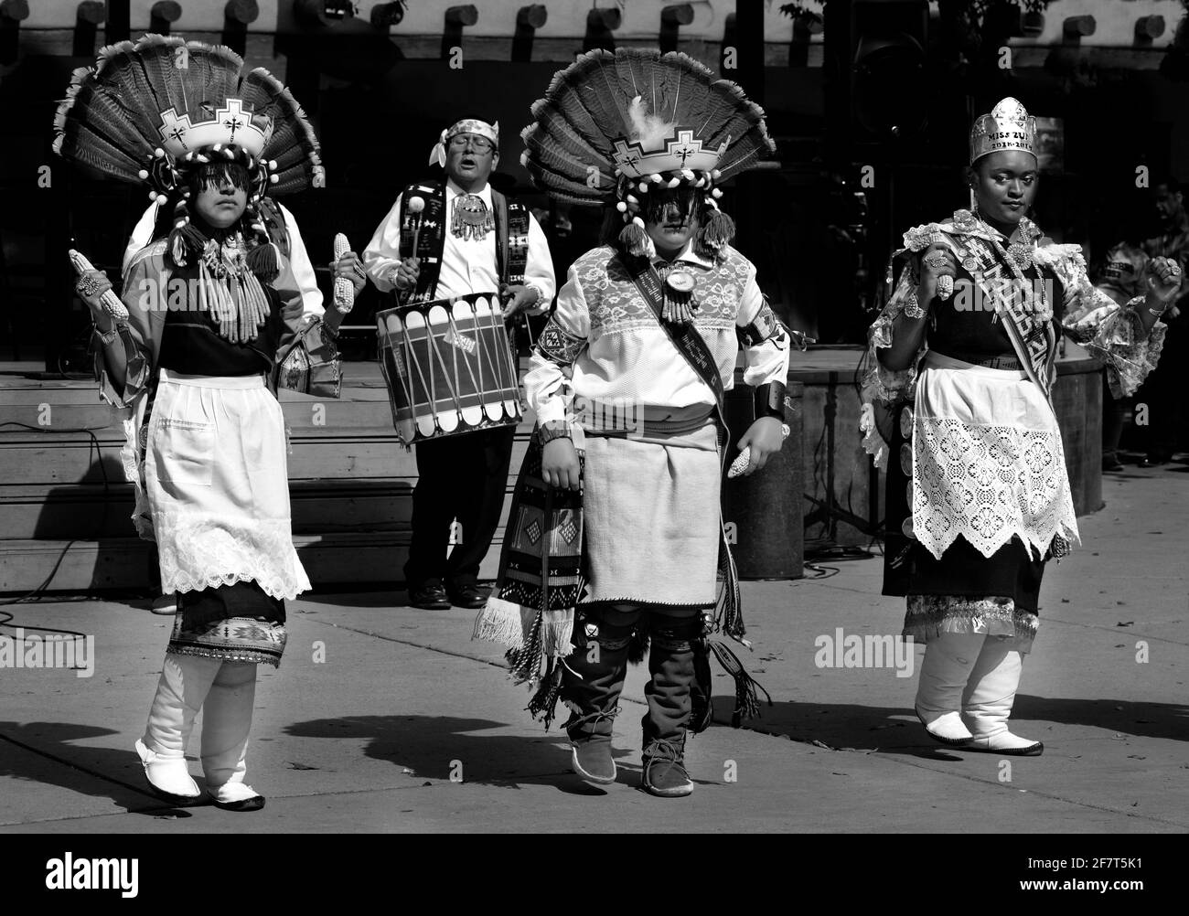 Mitglieder des Zuni Pueblo in New Mexico führen einen traditionellen indianischen Tanz während der Zeremonie zum Tag der indigenen Völker in Santa Fe, New Mexico, auf. Stockfoto