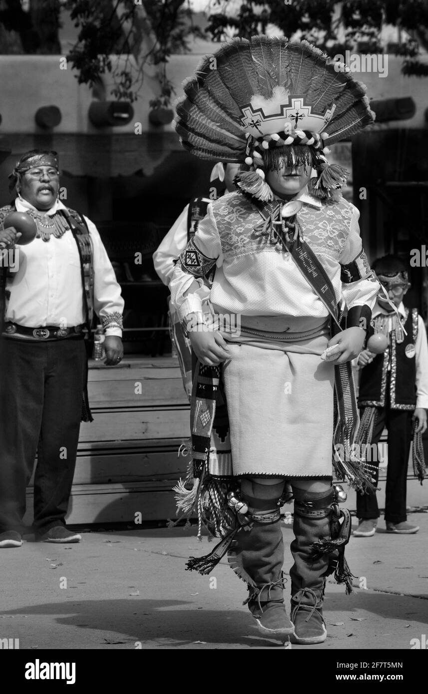 Mitglieder des Zuni Pueblo in New Mexico führen einen traditionellen indianischen Tanz während der Zeremonie zum Tag der indigenen Völker in Santa Fe, New Mexico, auf. Stockfoto