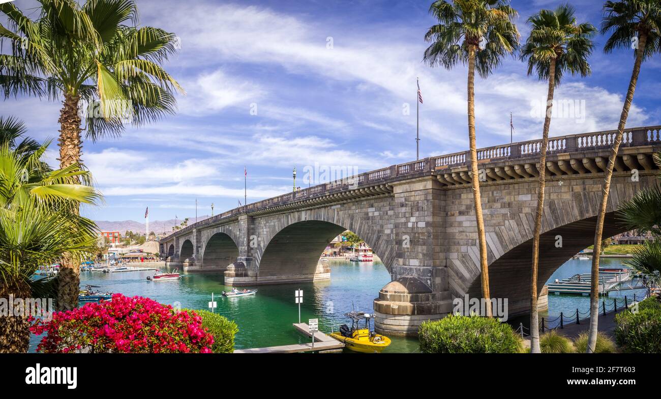 London Bridge in Lake Havasu City, Arizona. Es wurde ursprünglich in den 1830er Jahren erbaut und umfasste früher die Themse in London, England. Stockfoto