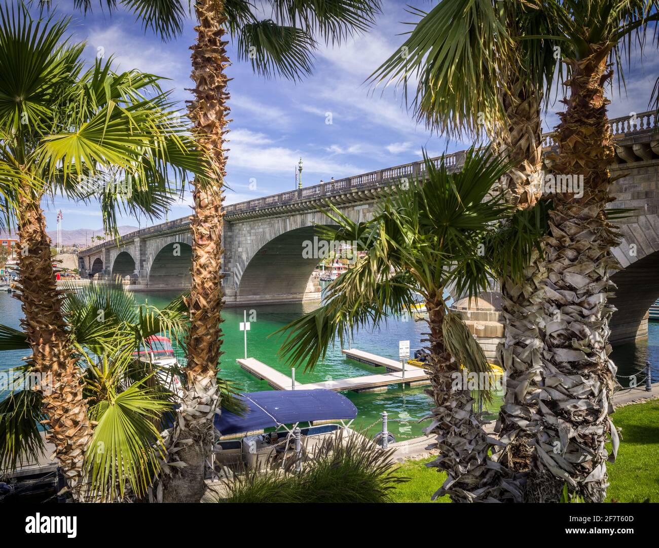 London Bridge in Lake Havasu City, Arizona. Es wurde ursprünglich in den 1830er Jahren erbaut und umfasste früher die Themse in London, England. Stockfoto