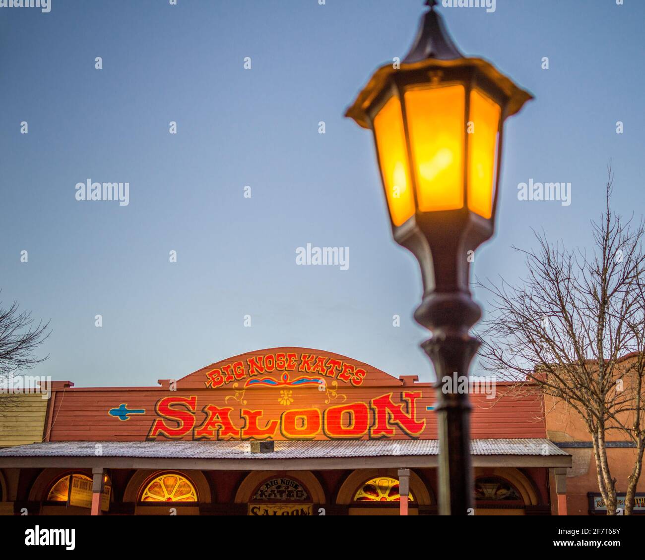 Lichtpfosten leuchtet vor dem Salon, Tombstone, Arizona Stockfoto