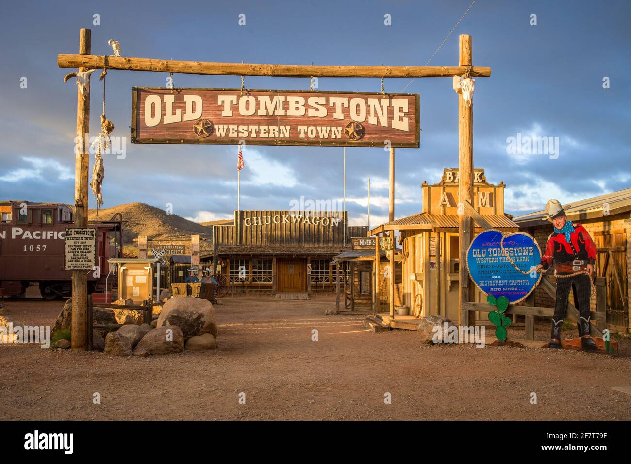 Begrüßungsschild für die Stadt Tombstone bei Sonnenuntergang, Arizona Stockfoto