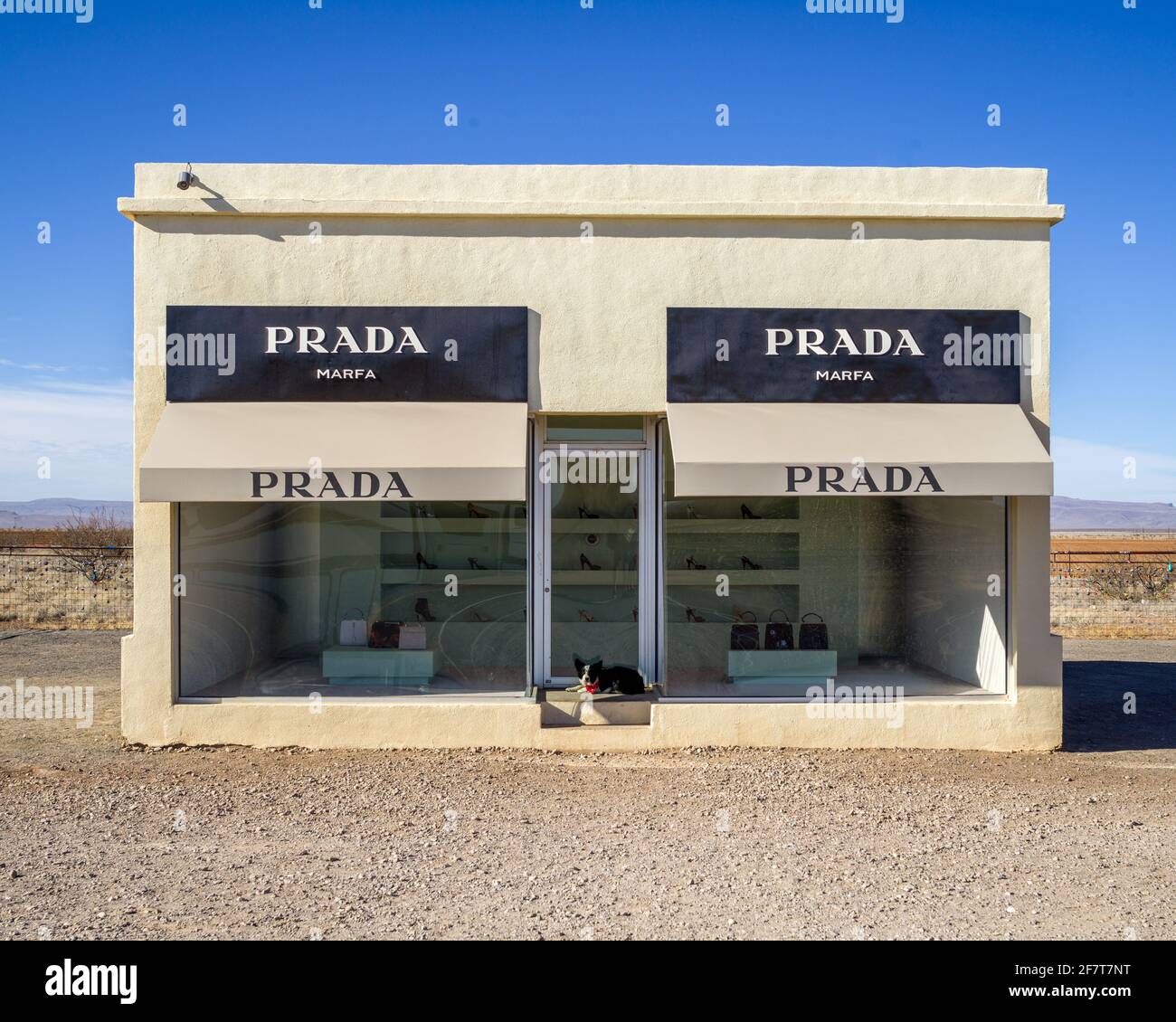 Prada Marfa ist eine permanente skulpturale Kunstinstallation der Künstler Elmgreen und Dragset, Valentine, TX Stockfoto