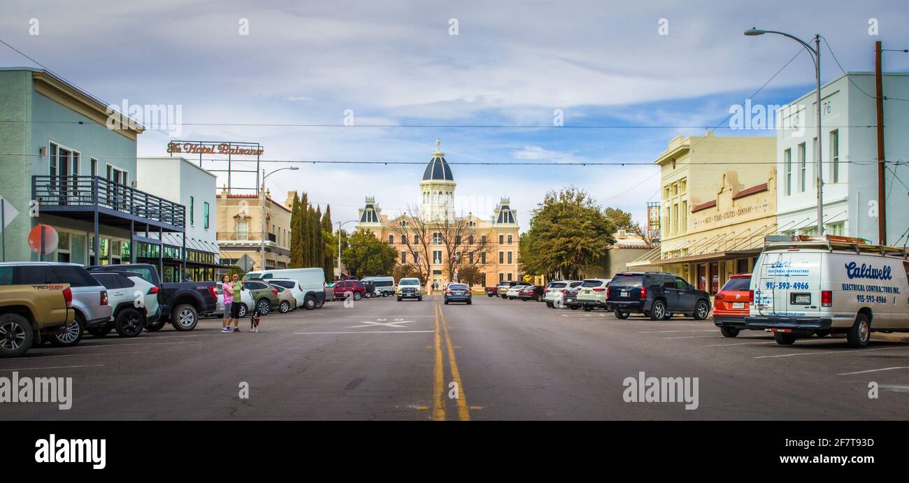 Blick auf die Straße von Marfa mit dem Presidio County Courthouse im Zentrum, Marfa, TX Stockfoto