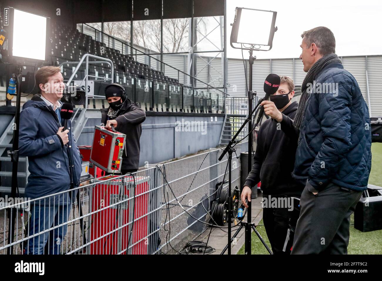 ROTTERDAM, NIEDERLANDE - 9. APRIL: Headcoach Marinus Dijkhuizen von Excelsior am ESPN-Mikrofon während des niederländischen Keukenkampioendivisie-Spiels dazwischen Stockfoto