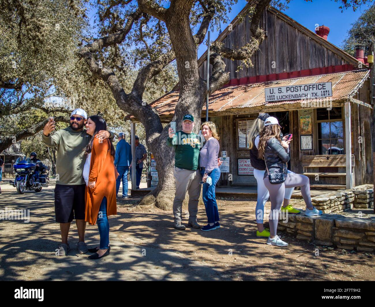 Touristen fotografieren vor dem historischen US-Postamt in Luckenbach, TX Stockfoto