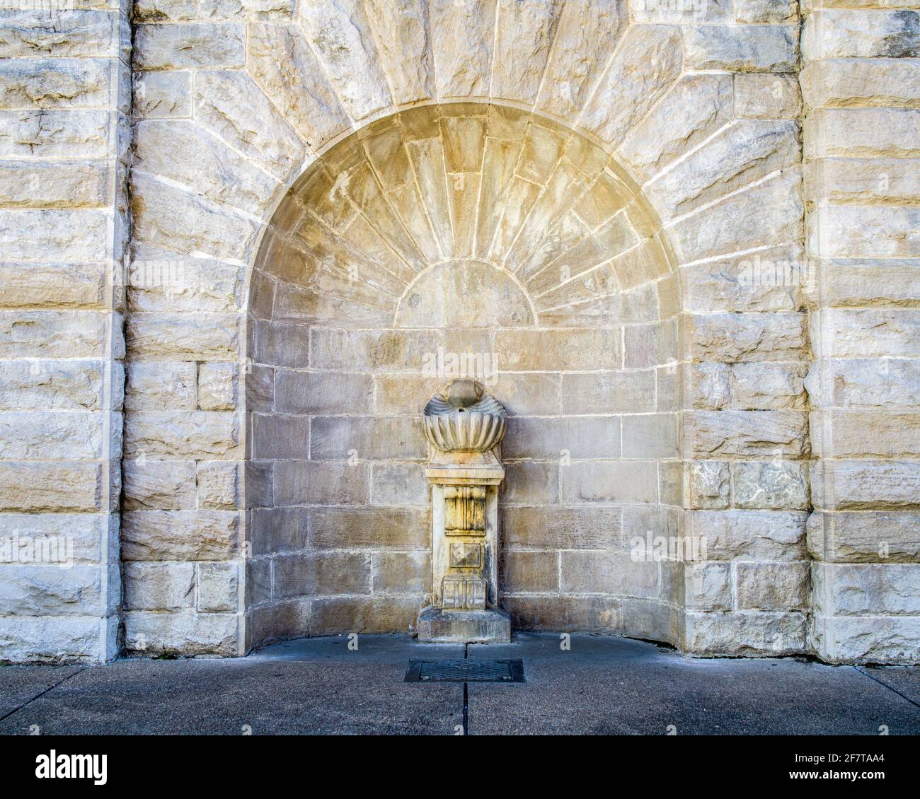 Marmorskulptur in der Seite des Badhauses in Hot Springs, Arkansas Stockfoto