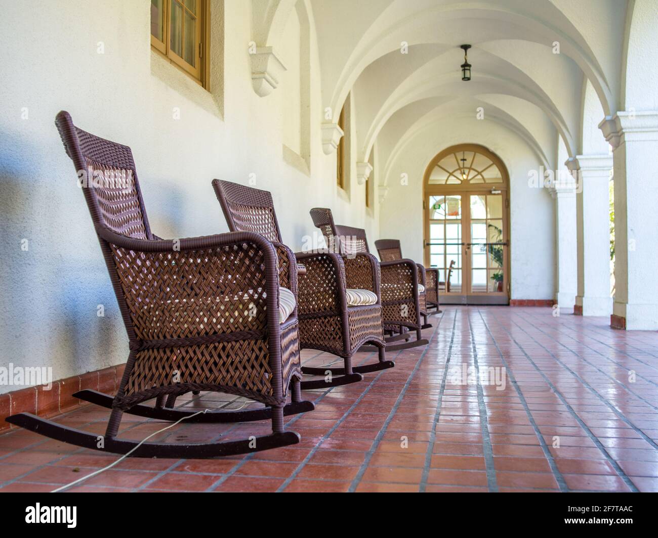 Open-Air-Veranda mit einer Reihe von Schaukelstühlen im Badehaus in Hot Springs, Arkansas Stockfoto